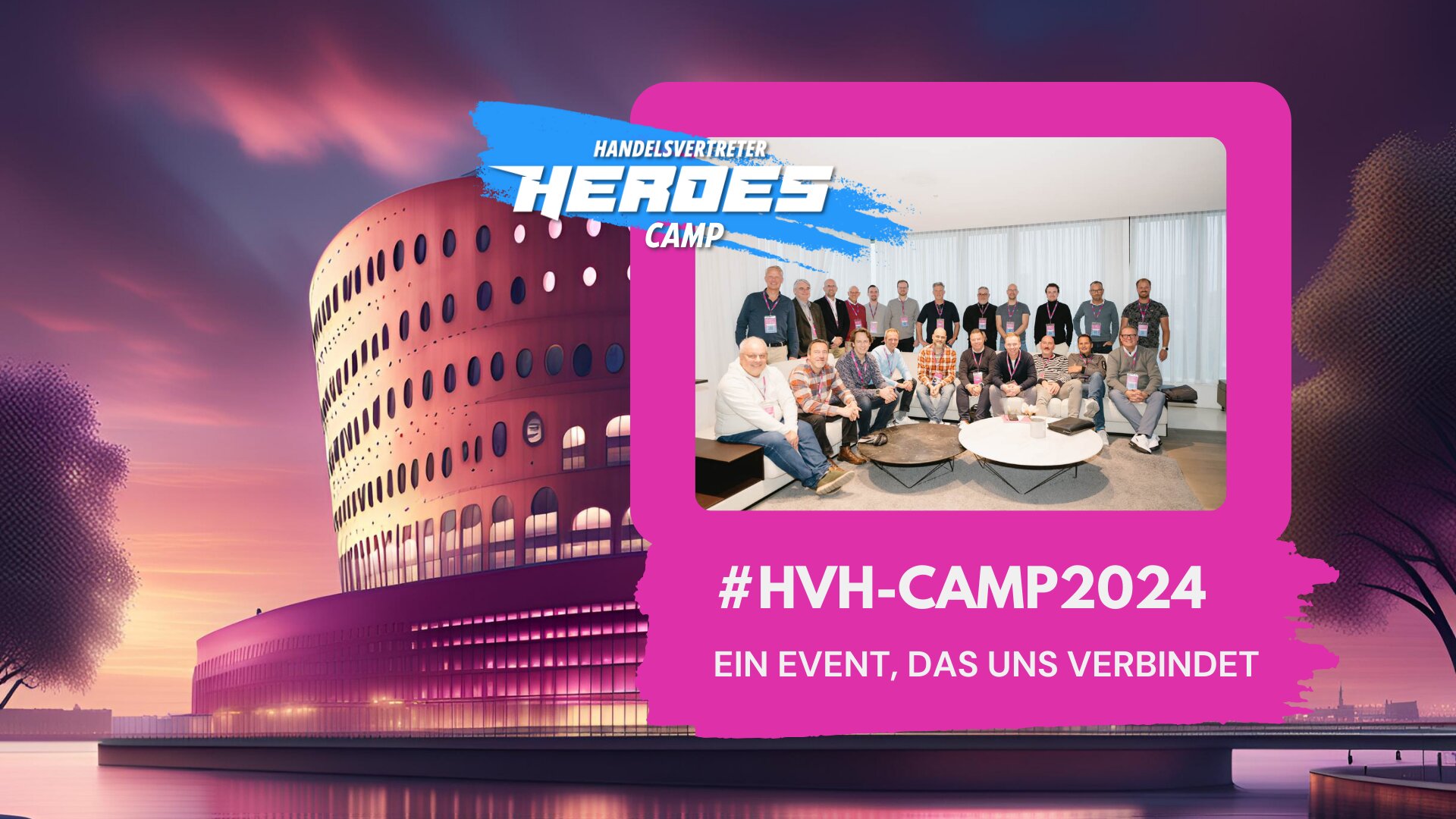 Gruppenfoto der Teilnehmer des HVH Camp 2024 in einem modernen Konferenzraum, eingebettet in ein Design mit einer stilisierten Abendansicht eines runden Gebäudes im Sonnenuntergang. Textoverlay: '#HVH-CAMP2024 – Ein Event, das uns verbindet'.