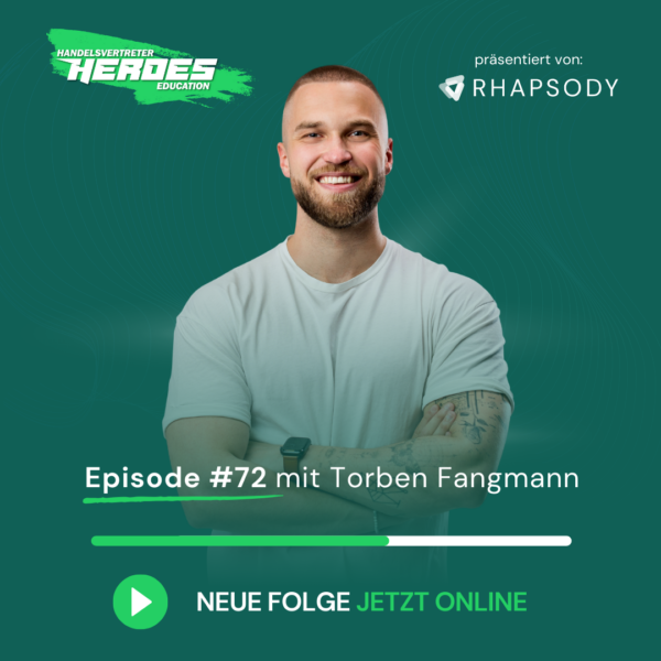 Porträt von Torben Fangmann für die Episode #72 des Handelsvertreter Heroes Education Podcasts, präsentiert von Rhapsody. Text auf dem Bild: ‚Neue Folge jetzt online.‘