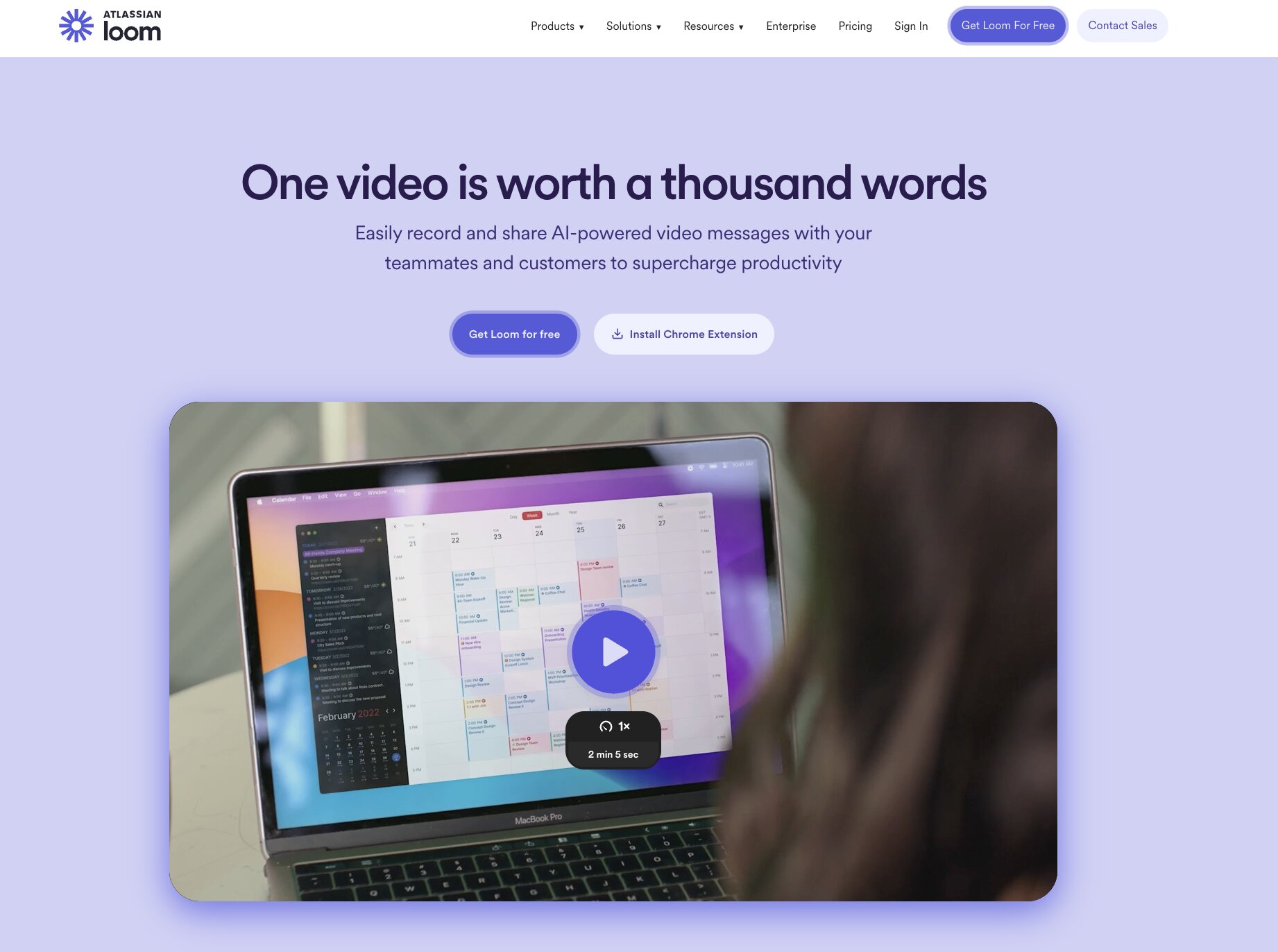 Loom Website-Screenshot mit der Überschrift ‚One video is worth a thousand words‘. Eine Person schaut auf einen Laptop, auf dessen Bildschirm ein Video mit einem digitalen Kalender angezeigt wird. Buttons bieten Optionen wie ‚Get Loom for free‘ und ‚Install Chrome Extension‘.